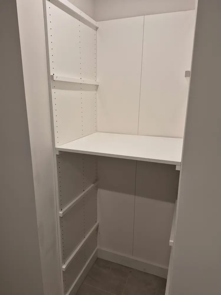 Finished adjustable closet shelving system
